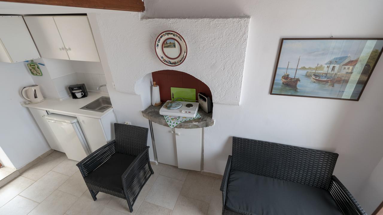 Roulas Apartments Chalki Town Exterior foto